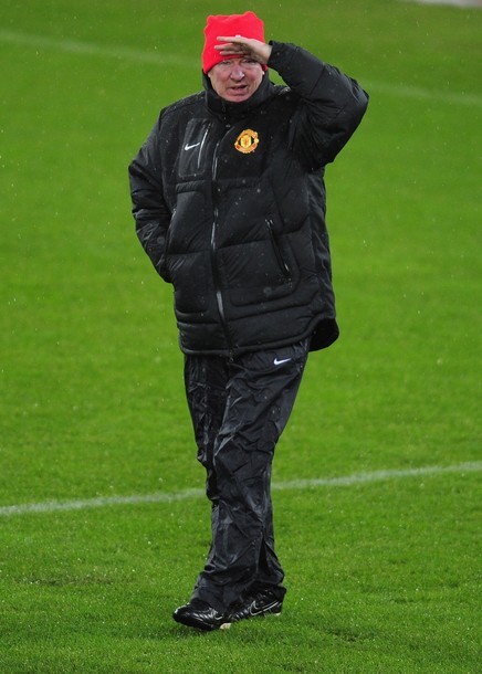 Trời mưa nhưng Sir Alex Ferguson vẫn có mặt ở trên sân